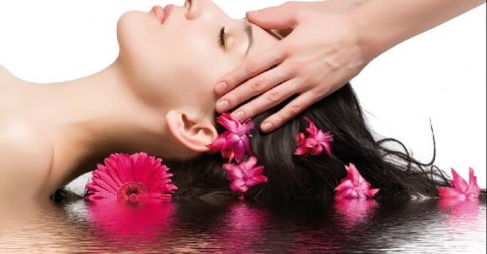 ホテル ファラー カサブランカ エクステリア 写真 A woman receiving a head massage